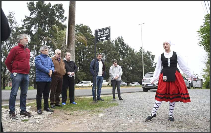 Aurreskua José Goñi 'El Porteño' euskal pilotariaren ohoretan, bere izena daraman kalearen plaka desestaltzeko ekitaldian