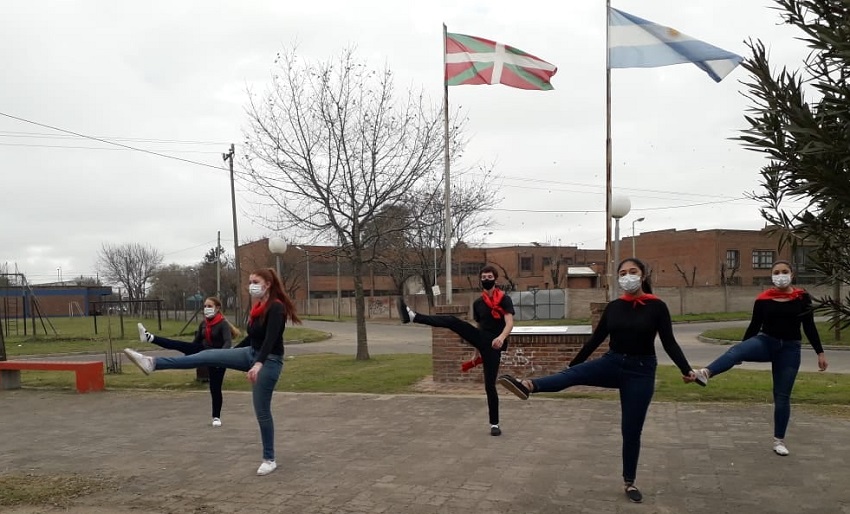 Dantzaris del Beti Aurrera le bailaron a la bandera argentina en su día