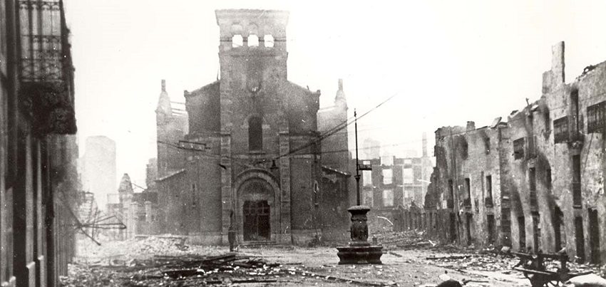 Imagen de Gernika tras el bombardeo