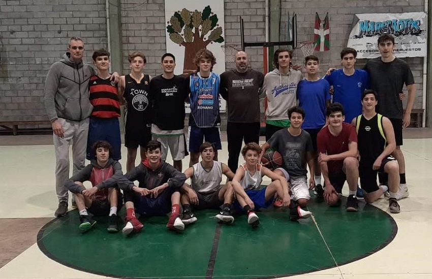 Some of the participants in the Basketball Clinic in Necochea