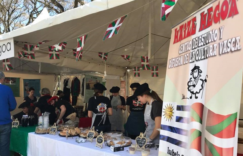 Integrantes de Haize Hegoa en la Feria de Colectividades de Montevideo