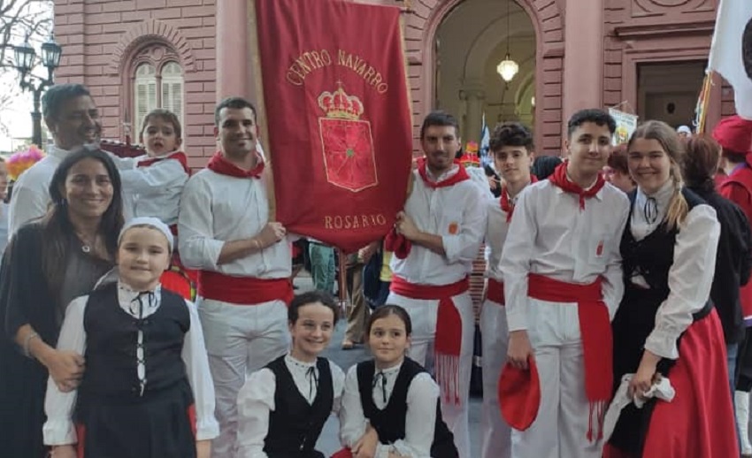 Dantzaris del Centro Navarro de Rosario en el desfile inaugural del Encuentro de Colectividades