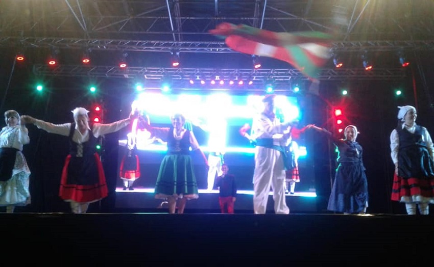Dantzaris de Comahueko Euskal Etxea en la Fiesta de Colectividades de Neuquén
