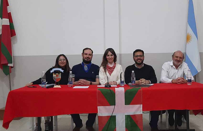 De izquierda a derecha, Johana Endrinal, Tesorera, Santiago Baztan, Vicepresidente, Maite Baztan, presidenta, Emilio Moure, Secretario y Norman Baztan, prosecretario de Euskal Echea en la Asamblea anual del 27 de septiembre pasado