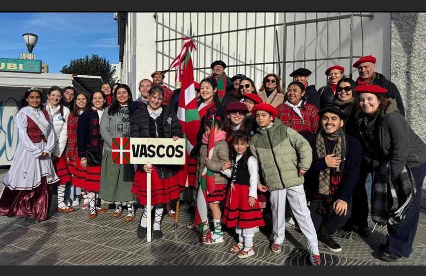 Ehunka erakunderekin batera, Comodoro Rivadaviako Euskal Echea Elkarteak Maiatzaren 25eko Desfilean parte hartu zuen 