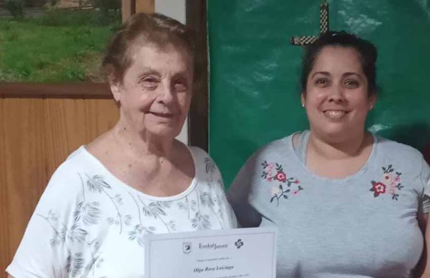 Olga Leiciaga, a la izquierda, recibe el pasado 3 de diciembre en la sede del Eusko Etxea el certificado de estudios de euskera de manos de su irakasle María Silvia Soloaga, del Euskal Jatorri de Posadas