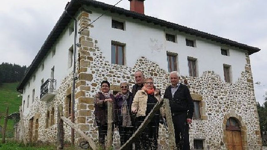 Daniel Aranguren bere aitaren jaiotetxe aurrean familiakoekin Legazpian (argazkia Asier Zaldua)