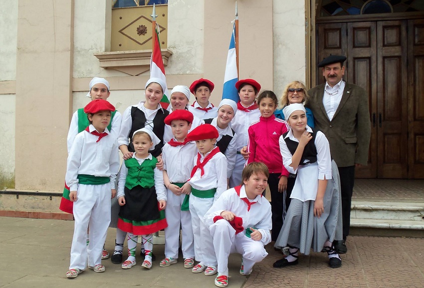 Zazpirak Bat Dance Group