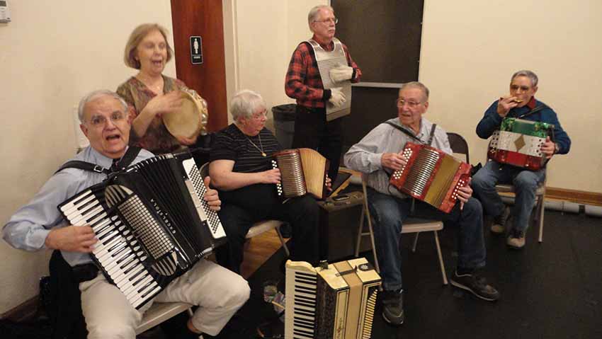 Musikazalea ere bada. Dave Lachiondo (lehenengoa ezkerretik) Boiseko beste euskal lagun batzuekin jotzen (arg. EuskalKultura.eus)