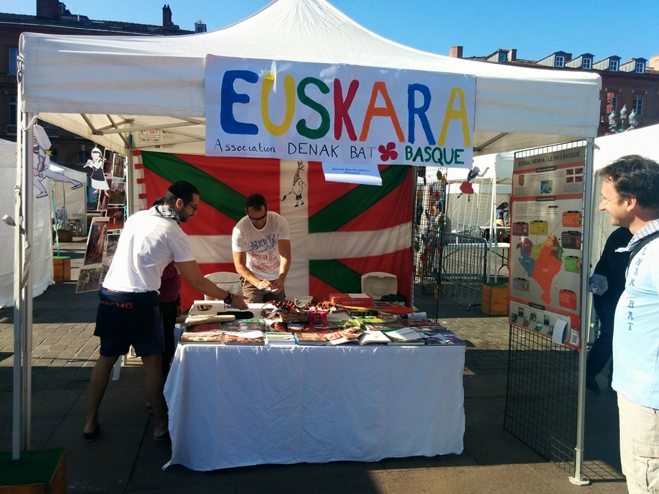 Stand del Denak Bat en la feria Forom des Langues du Monde 2015 en Toulouse (foto Denak Bat)