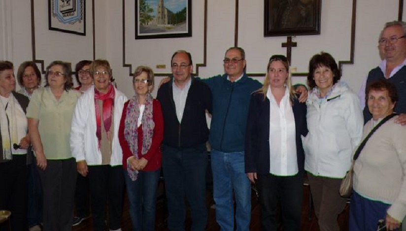 Los viajeros con el intendente local