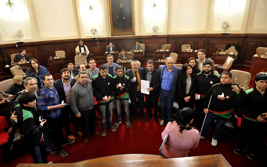 Equipo de Fútbol para Ciegos del Centro Euzko Etxea en el Palacio Municipal de La Plata