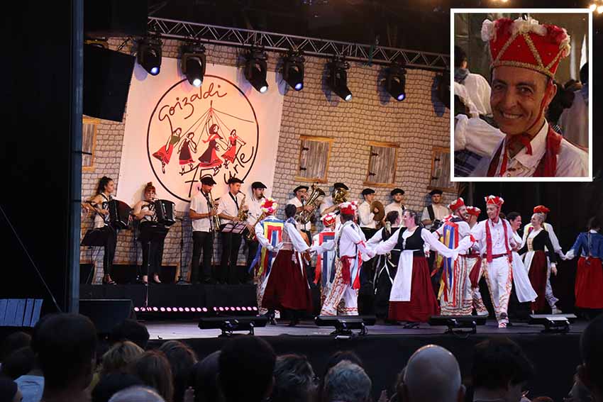 Imagen de la actuación de Goizaldi en la Aste Nagusia donostiarra, con el necochense Xabier Zubillaga entre sus dantzaris