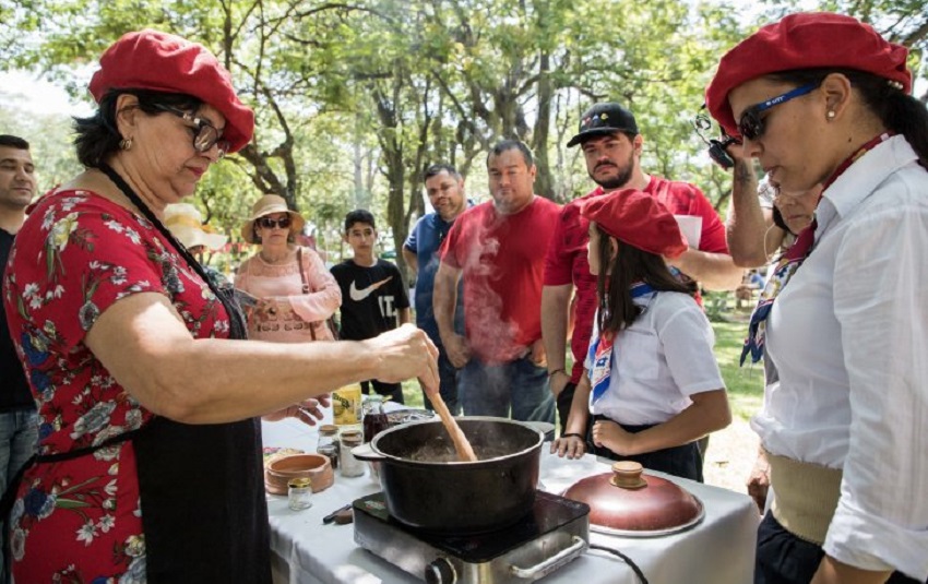 La Fiesta del Batiburrillo se celebra cada año en San Juan Bautista, Paraguay, en homenaje al 'inmigrante vasco' Sebastian Sasiain (foto Última Hora/EFE)