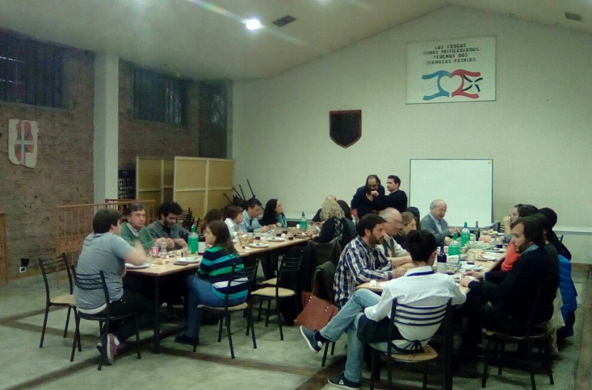 Denak Bat in Mendoza held a dinner to welcome the representatives of the Basque cluster