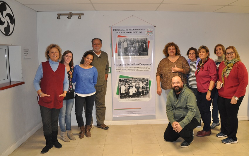 Presentation of the “Emakume Euskalduna Patagonian” project, Ruben Suarez along with the club board (photoEE) 