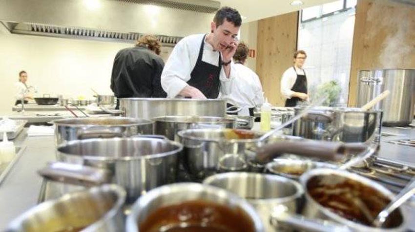 Eneko Atxa in the kitchen of the Azurmendi Restaurant in Larraabetzu, Bizkaia (photo Pablo Viñas-Deia)