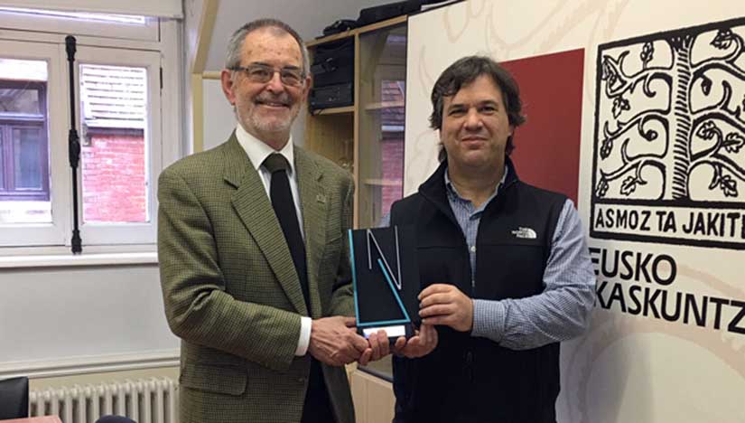 President of Eusko Ikaskuntza, Iñaki Dorronsoro presenting the ENE Saria to Xabier Irujo, Director of the Center for Basque Studies in Reno 