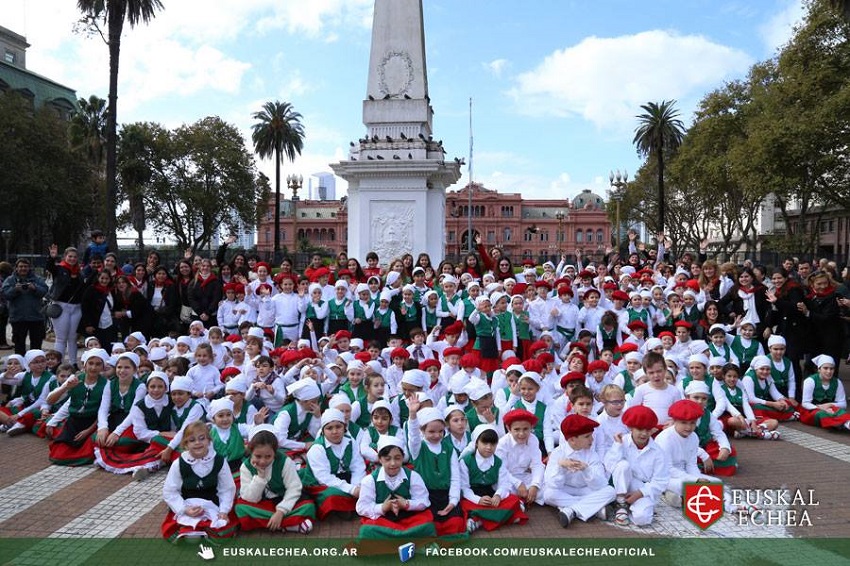 Students and professors at the Euskal Echea school at the “Buenos Aires Celebrates the Basque Country” festival 