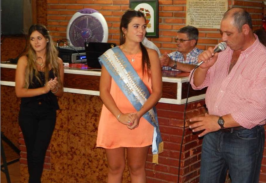 El presidente del Centro Ignacio Etcheverria, junto a la nueva candidata, Nicole Liuzzi, y la reina saliente, Clara Islas (foto Ayacucho al Día)