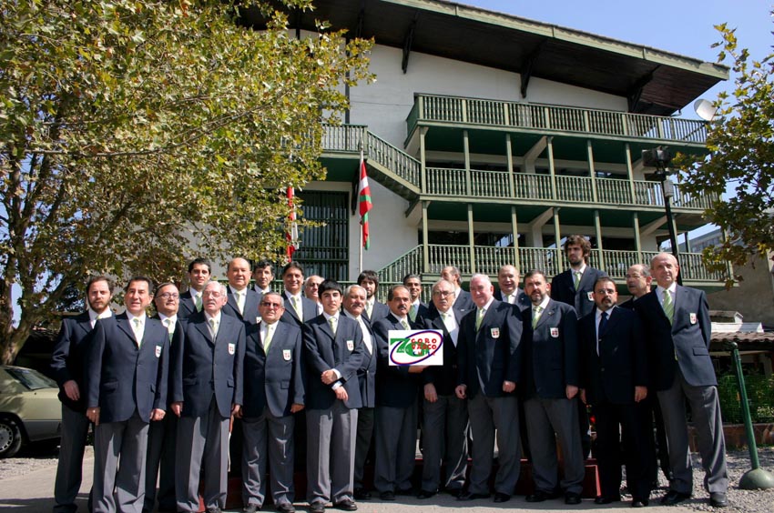 The Basque Choir in Chile in front of the Basque club on Vicuña Mackenna, in the capital of Mapocho