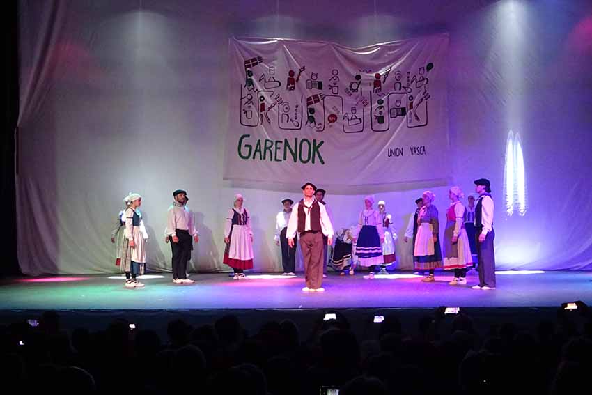 Aurresku at the Festival on Saturday night at the Gran Plaza Theater in Bahia Blanca (photos EuskalKultura.eus)