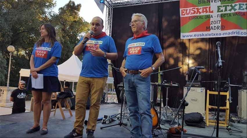 Mikroa eskuetan, Kanpoan den Euskal Komunitatearentzako zuzendari Gorka Alvarez Aranburu, alboan Madrilgo Euskal Etxeko Errukiñe Olaziregi eta Julio Elejalde dituela