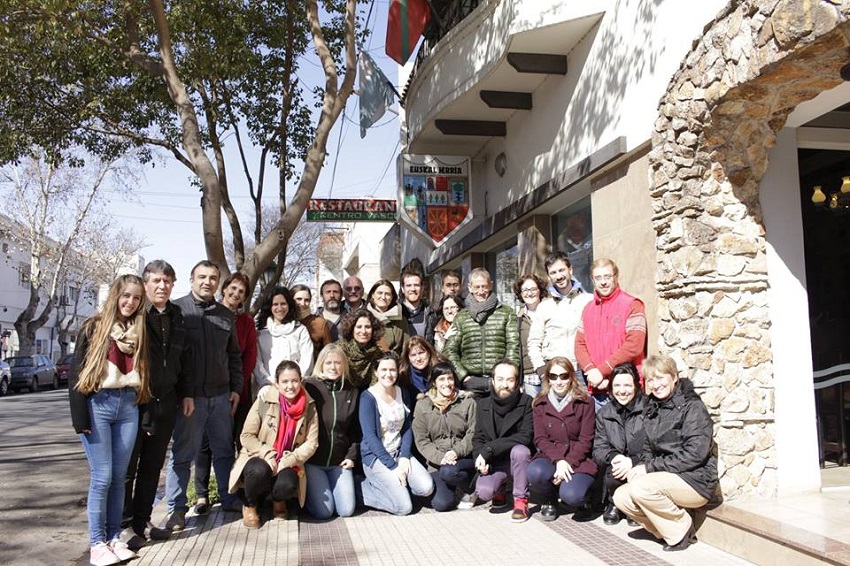 Ikasles e irakasles del programa Euskara Munduan, con integrantes del centro Euzko Etxea de Villa María (foto EE)