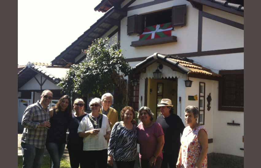 Miembros de Eusko Brasildar Etxea. Casa Basca Brasileira en pasado 2 de septiembre en la sede de la entidad