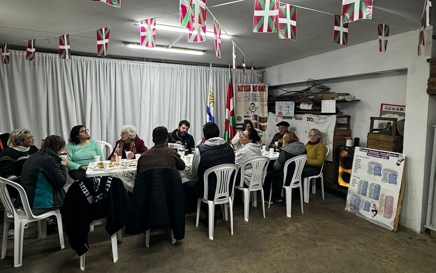 Ikasles e irakasles en la primera Topaketa del año organizada por FIVU el pasado sábado en Haize Hegoa de Montevideo