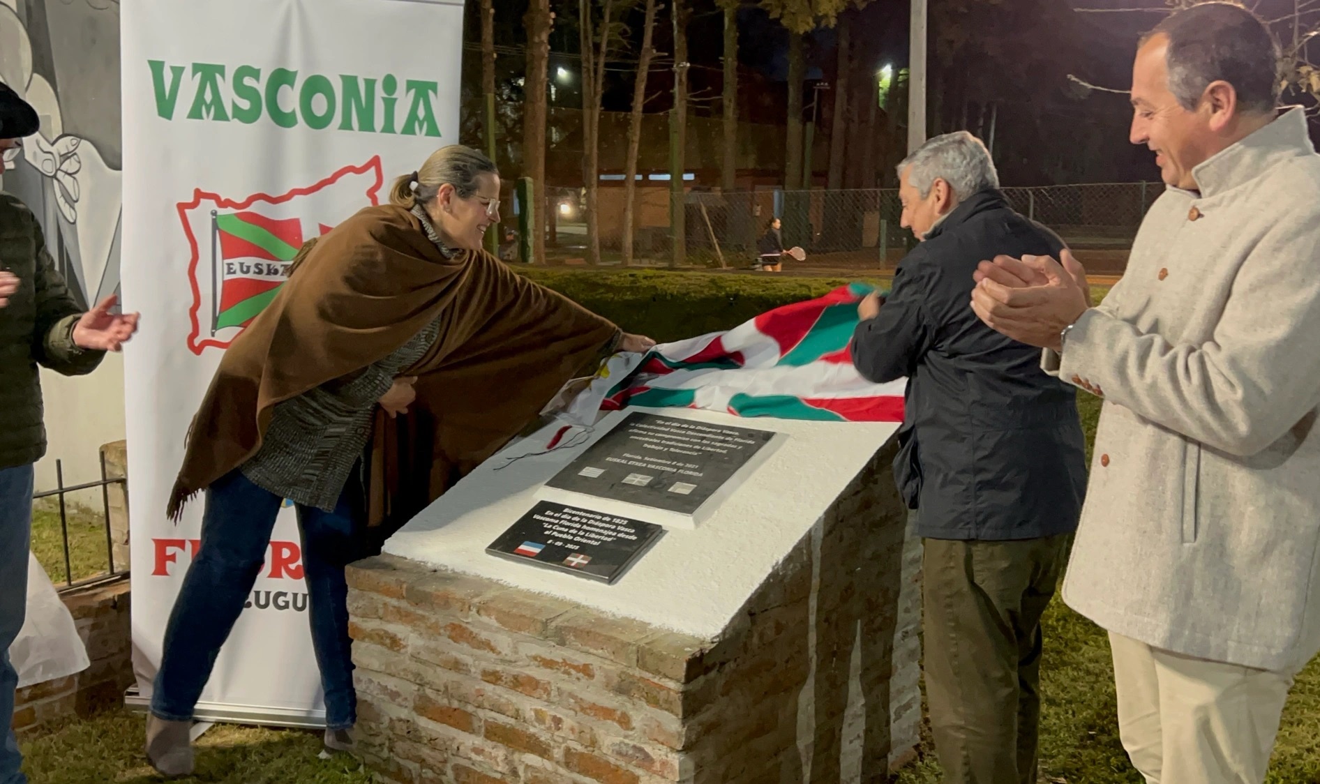 El Centro Vasconia Florida destapó una placa recordatoria. En la foto, Carmen Arguiñarena, representante de la colectividad vasca; Carlos Enciso intendente y Enzo Vizacuiluz, presidente de la Junta Departamental (foto FloridADiariO)