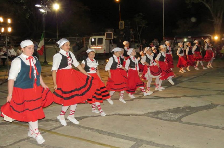 Dantzaris del centro vasco Kotoiaren Lurra de Resistencia en la Semana del Inmigrante