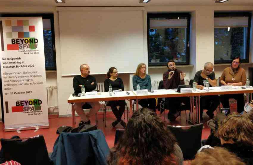 Imagen de ayer de la Feria alternativa de Fráncfort: Carlos Babio, traductora, Carolin Breinker, Albert Botran, Iñaki Egaña, traductora