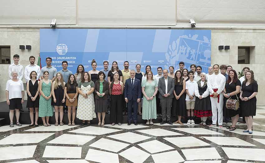 El lehendakari Urkullu con los dantzaris de Oinkari Basque Dancers de Boise en Lehendakaritza ayer 27 de junio de 2023 (foto Irekia)