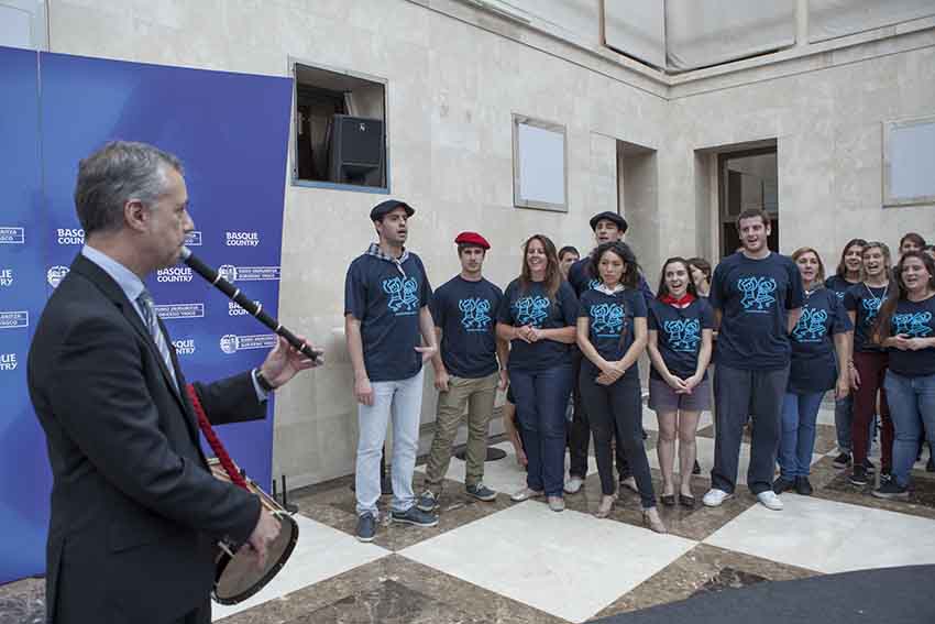 Gaztemunduko aurreko edizio batean, Urkullu lehendakaria munduko euskal etxeetako musikariei harrera txistuz egiten