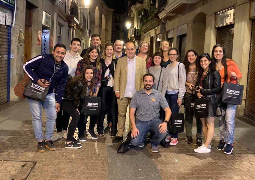 Participants in Gaztemundu 2019 yesterday in Bilbao with Gorka Alvarez Aranburu and Manu Meaurio (Basque Government). Representative from Bahia Blanca, Rocio Belen Medina Go0241i will join in the group in the coming days (photo GAA-Gobierno Vasco)