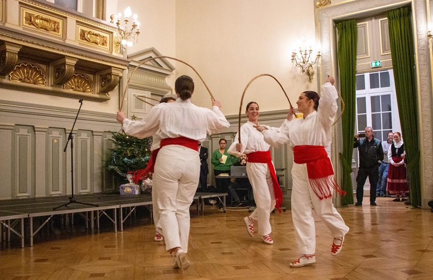 Parisko Gazteria Dantza Taldea Parisko 19. arrondizamenduko udaletxean (argazkia Udaletxea)