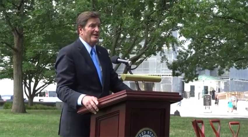 John Garamendi was the host of the ceremony where a sapling of the Tree of Gernia was planted at the Capital (photoEuskalKultura.com) 