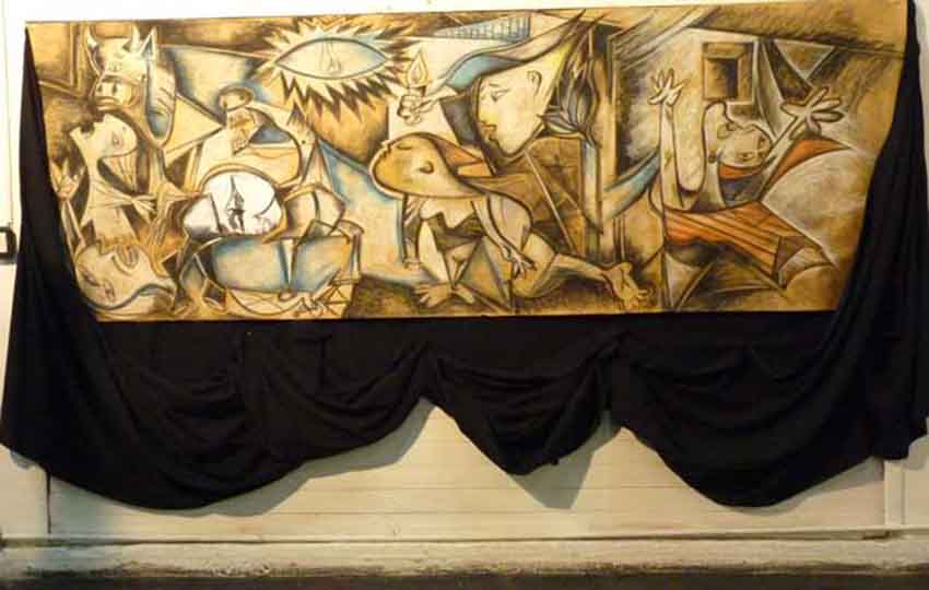 Version of Guernica, work of art by local artist Sandra Perfecto, exhibited at the Cultural Center in Lago Puelo, as part of a previous event held by the Basque club in the Andean Region of the 42nd Parallel