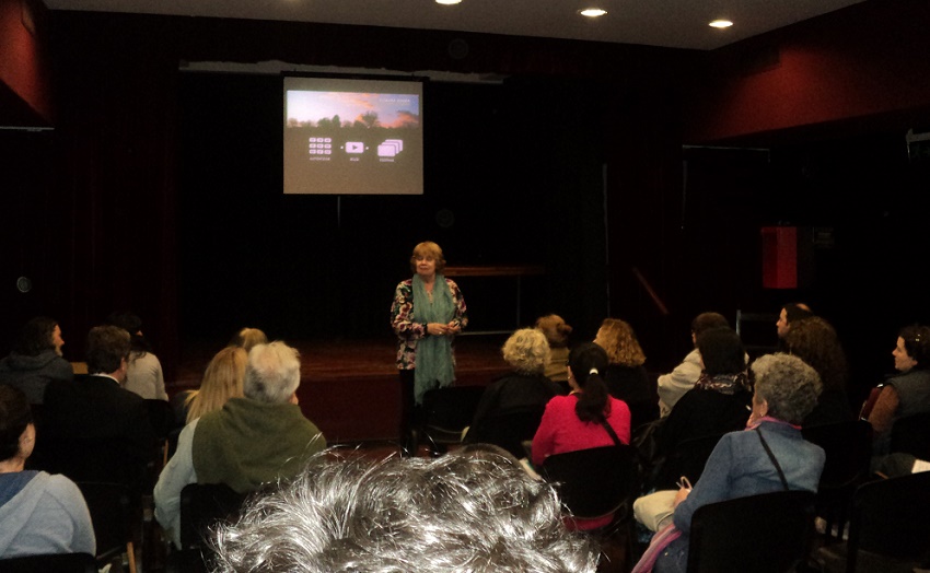 La lehandakari de Gerora, Elba Mocoroa, presentando el ciclo ‘Orai Keben-Orain Hemen’