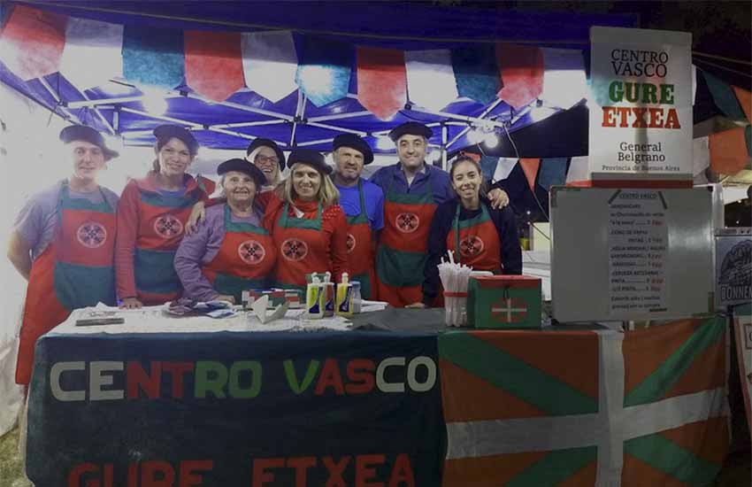 En la cantina de los carnavales 2023, de izquierda a derecha, Federico Arambarri, Natalia Urcola, Emilia Arredondo, Elvira Ibarra, Sonia Etchelet, Juan Martin Iribarne, Emanuel Borthiry y Barbara Pérez Arrua