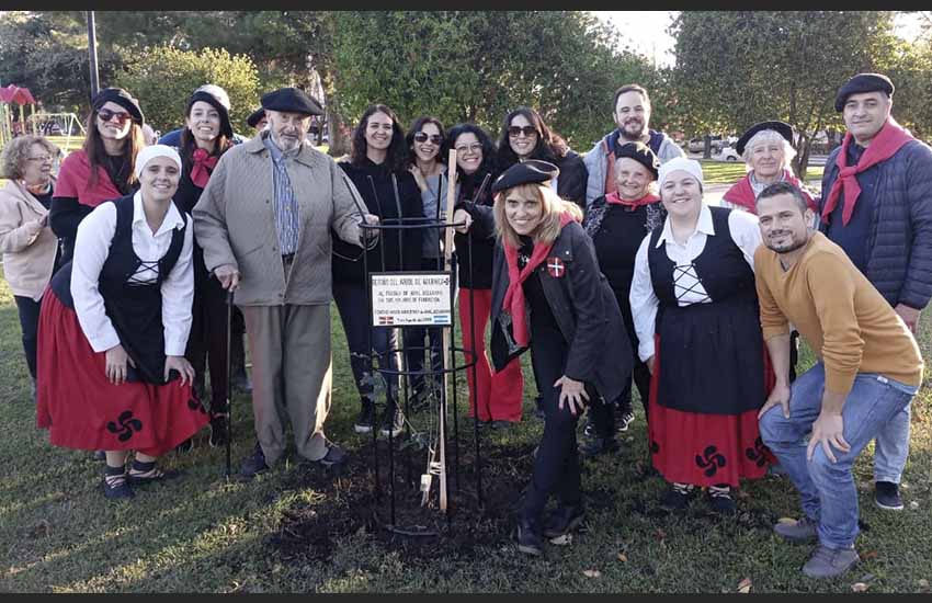 En el marco de un emotivo acto conmemorativo del 87° Bombardeo de Gernika, se plantó en el Parque “1° de Agosto” de Gral. Belgrano un retoño del Árbol de Gernika donado a Gure Etxea por la Euskal Etxea homónima de Tandil 