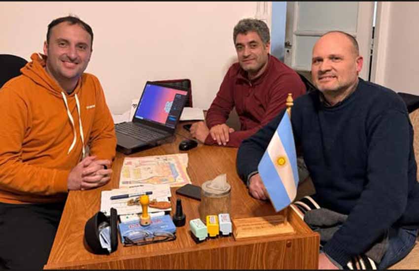 Ezk.esk., Gral. Belgranoko Udaleko Kultura Idazkari Rodrigo Berte Gure Etxeko batzordekide Emanuel Borthiri eta Juan Martin Iribarne lehendakariarekin batera udal egoitzan egindako bilkuran