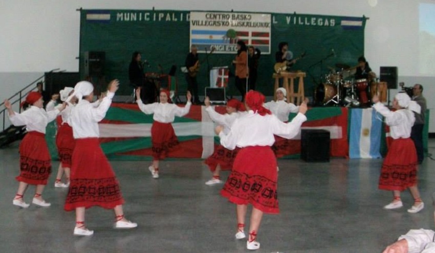 Villegas'ko Euskaldunak dancers celebrating San Fermin