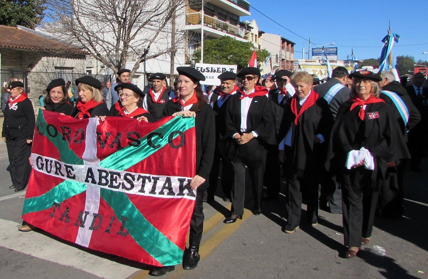 The Gure Abestiak Choir in the May 25th Parade in Tandil (photoEE)