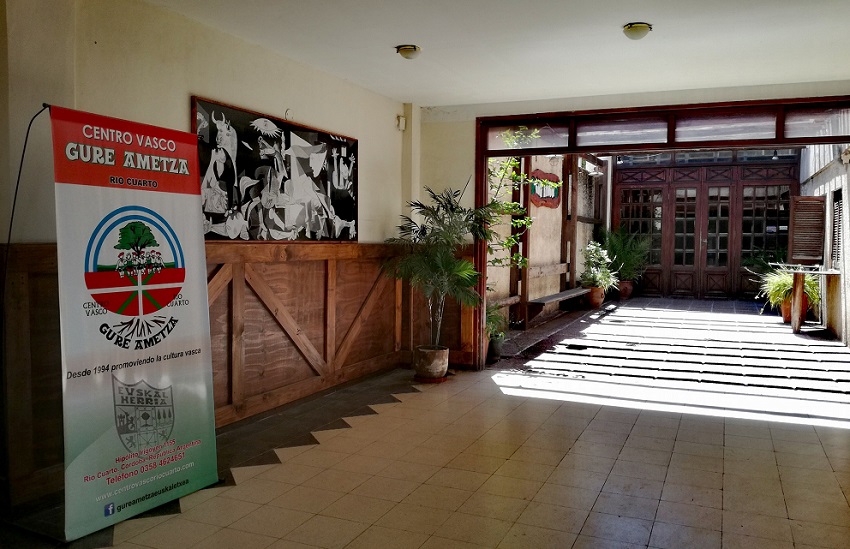 Pasillo de entrada del Centro Gure Ametza de Río Cuarto, en la provincia argentina de Córdoba