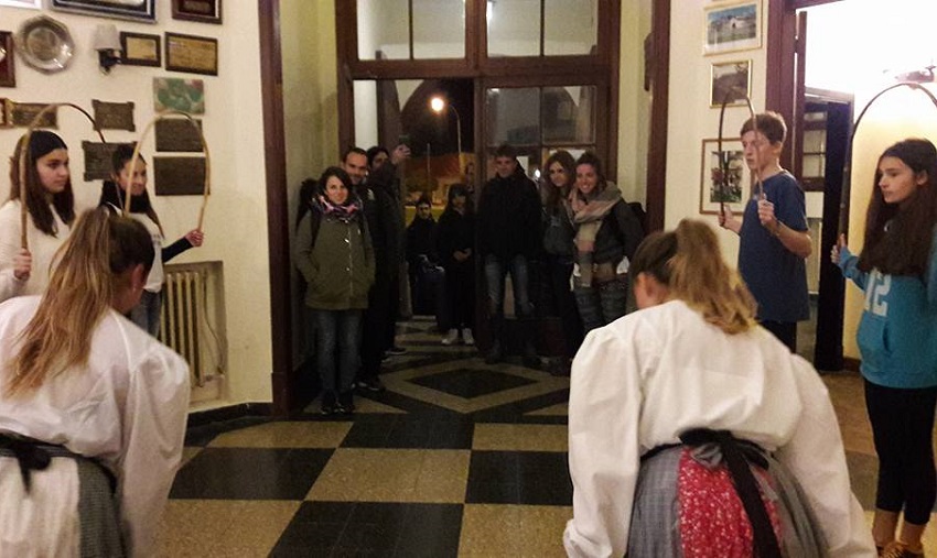 Youth in Necochea welcomed their guests from the Basque Country with an Agurra 