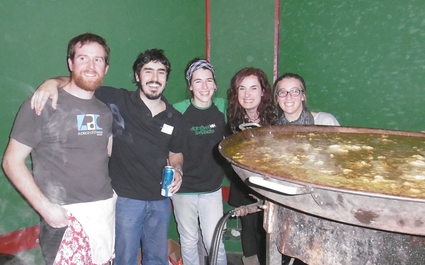 En el Concurso de Paellas del Euzko Etxea platense, Dani Oiarbide, Juanchi Yacomini, Maitena Andueza, Ane Arandia Morgaetxebarria eta Catalina Galman