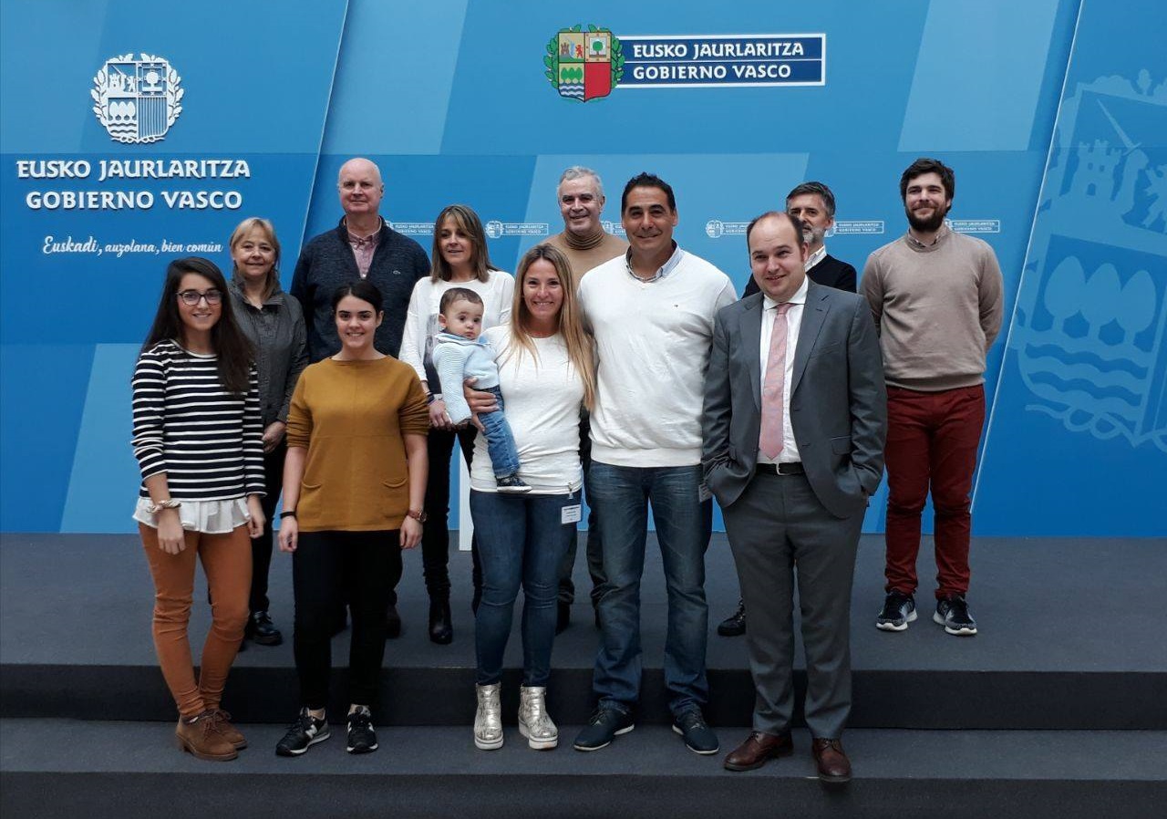 El presidente del Denak Bat, Asier iriberri, y familia posan con Gorka Alvarez Aranburu y su equipo en su visita a Lehendakaritza