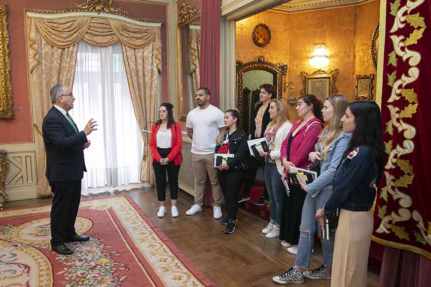 Los ocho jóvenes navarros durante una de sus visitas, recibidos por el alcalde de Pamplona Enrique Maya